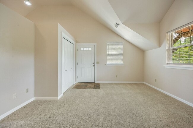 Building Photo - Peaceful 2-bedroom 1-bath Cottage with Dec...