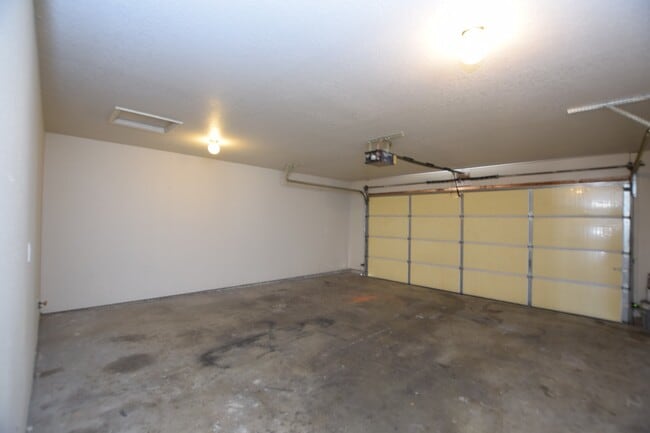 Building Photo - 1714 W Redbud Dr