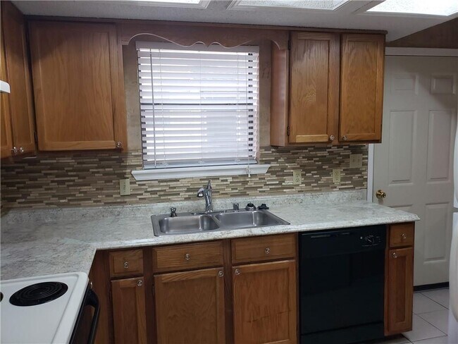 Building Photo - 302 Fairway Cir