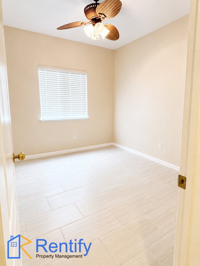 Building Photo - Charming Seven Oaks Home - 4Bed, 2Bath - Gardener Included!