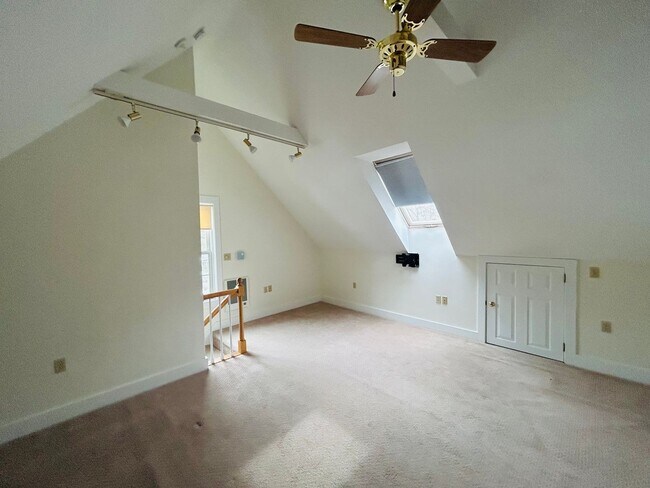 Building Photo - Beautiful 4 Bed/2.5 Bath Condo Available Now in Portsmouth NH |