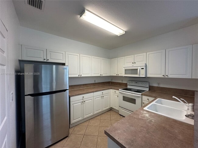 Building Photo - 3370 NE 14th Dr