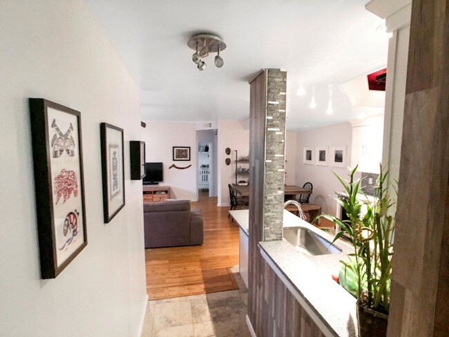Building Photo - Beautiful Updated 2BR/2BA Condo Near Beltline
