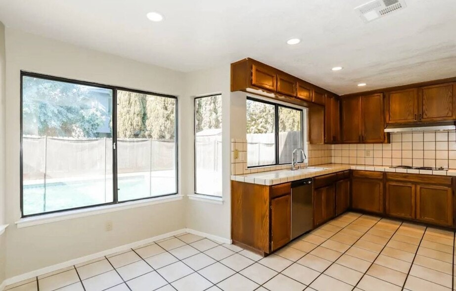 Building Photo - 40040 Pasadena Dr