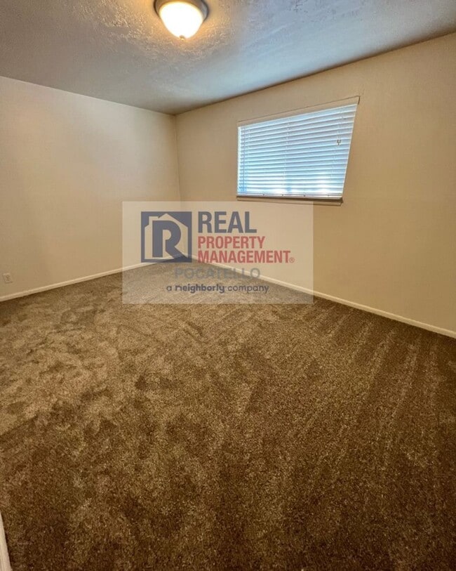 Building Photo - 2 bedroom 1 bath duplex - Single car garage