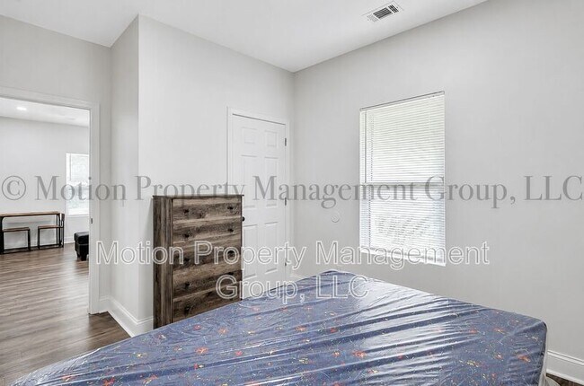 Building Photo - 702 Carmen Ave