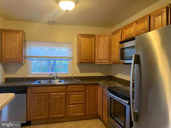 Building Photo - 1658 Colonial Way