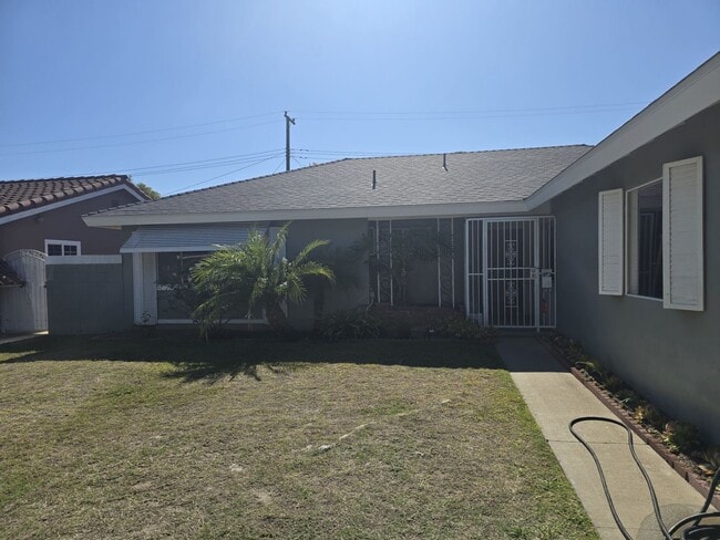 Building Photo - Cozy Single Family Home in Santa Ana for L...