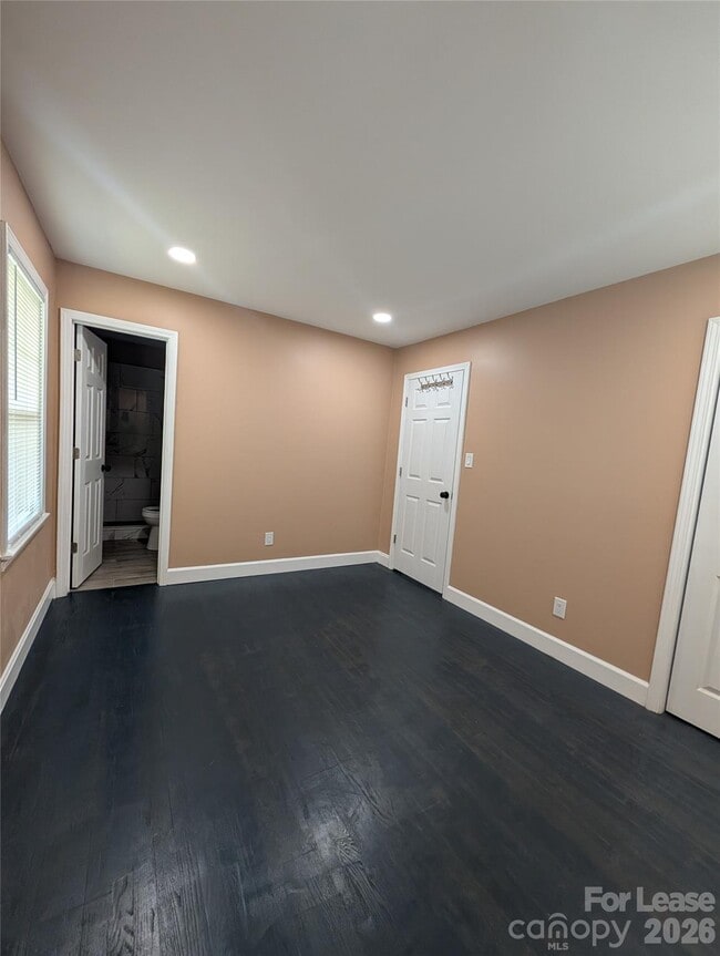 Building Photo - 2800 Dalecrest Dr