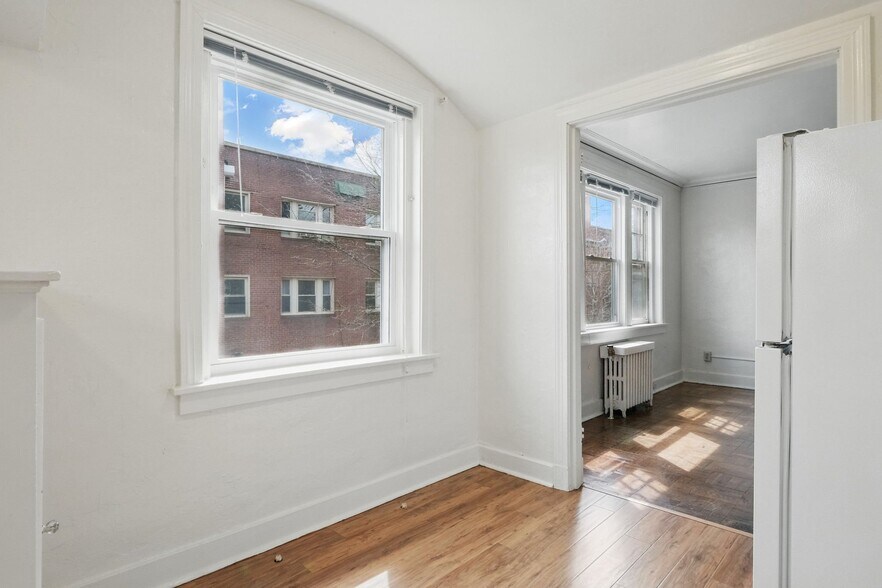 Building Photo - 5646 Hobart St