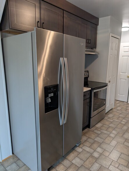 Building Photo - 38928 Country Cir