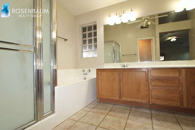 Building Photo - Gorgeous 4-bedrooms, 2-baths home with den in Peoria!