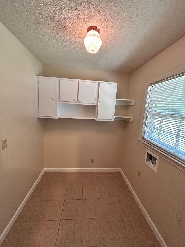 Building Photo - 3 Bedroom, 2 Bathroom Brick Home