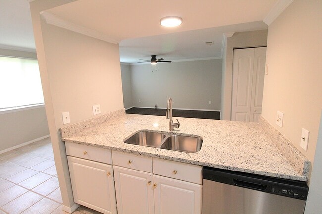Building Photo - Charming 2 Bedroom, 1 Bath Home on Quiet C...