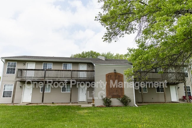 Building Photo - 2000 Chateau Dr