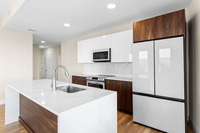 Building Photo - 16 Taber St