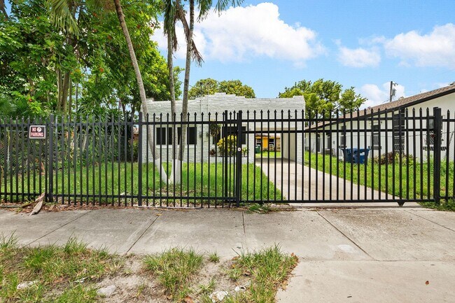 Building Photo - Spacious 3BR/1BA Single-Family Home – Central Miami