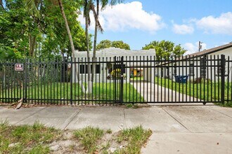 Building Photo - Spacious 3BR/1BA Single-Family Home – Cent...