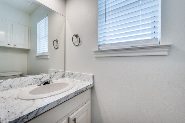 Building Photo - 1710 Green Oaks Dr