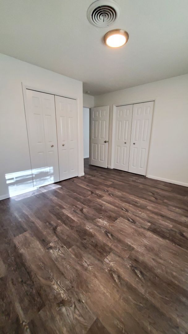 Building Photo - (2) Bed/(1) Bath Updated and Located just East of Campus Avail 8/11!
