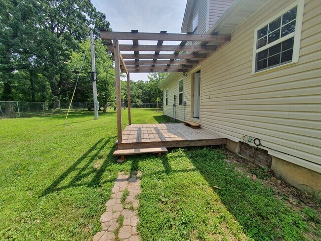 Building Photo - Country Home