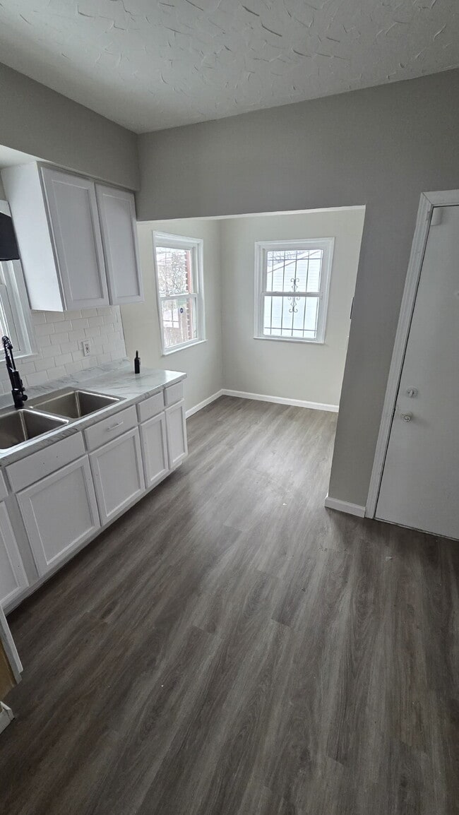 Building Photo - 4 Bedroom 2 Bath - Split Level Single Family Home!