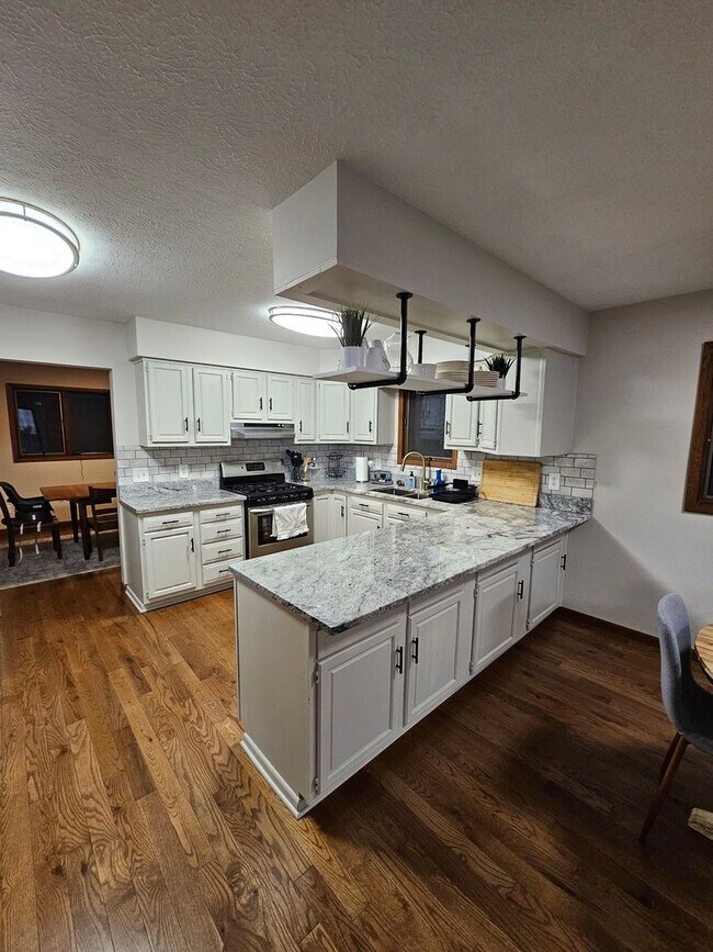 Building Photo - Remarkable 5 Bedroom Home For Rent in Mentor