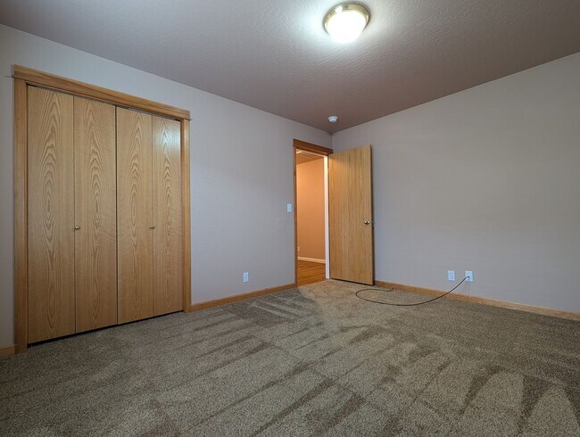 Building Photo - Great 3 bed/2bath home with bonus space and fenced in yard!