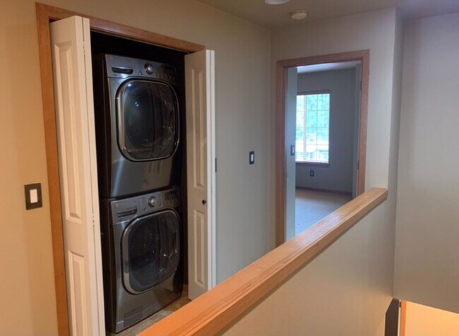 Building Photo - Spacious 2 Bed 2.5 Bath Townhome with Attached Garage in Cle Elum
