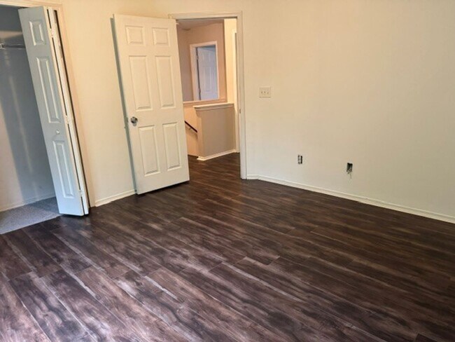 Building Photo - Nice 3/4 bedroom home