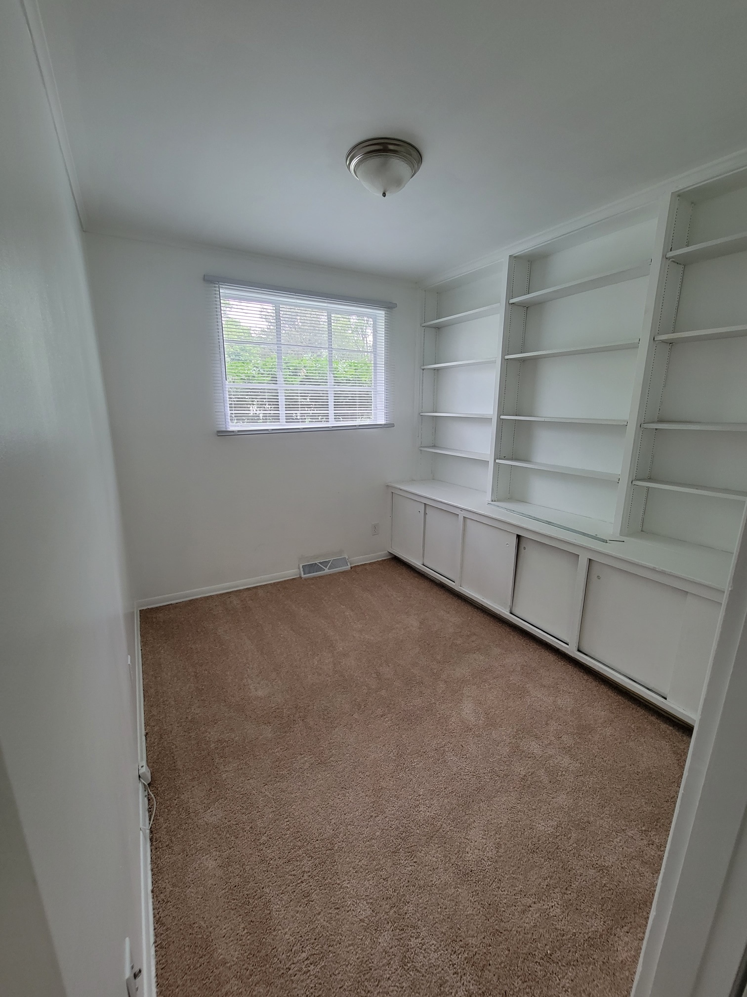 Building Photo - 4011 Buckingham Dr