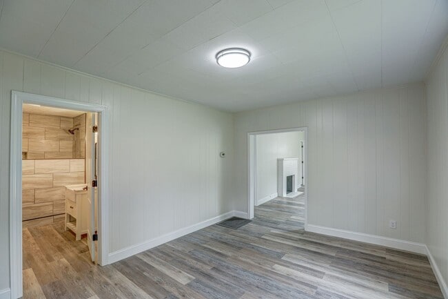 Building Photo - 2 Bdrm / 2 Bath - Remodeled Cottage in Johnson City