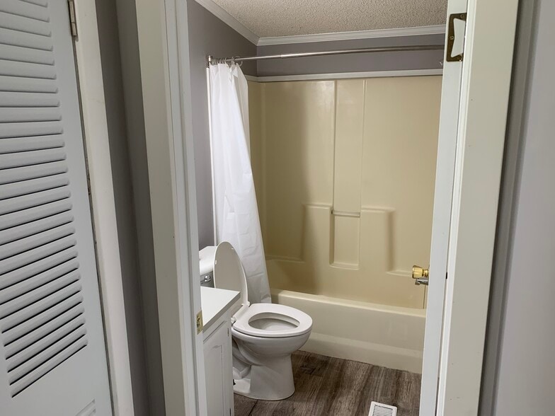 Second Bath - 14118 Lincoln Lake Avenue