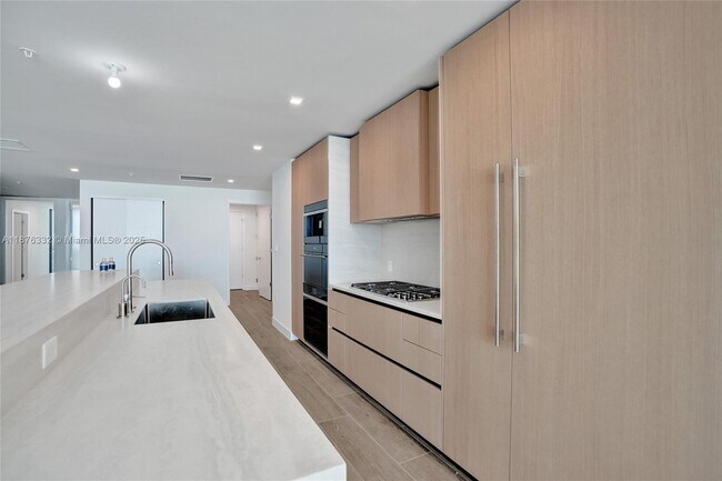 Building Photo - 900 N Ocean Blvd