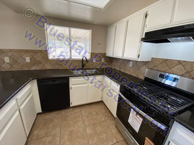 Building Photo - Just Listed in Apple Valley!!!