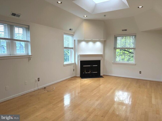 Building Photo - 104 Woodside Rd