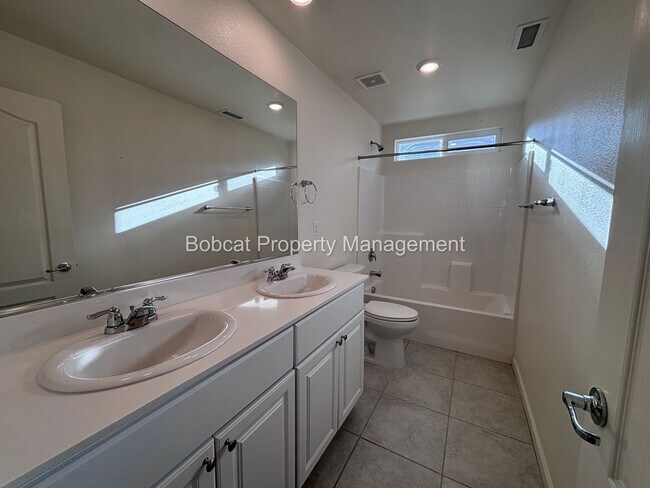 Building Photo - Large Home in Dayton with Mother In Law Quarters