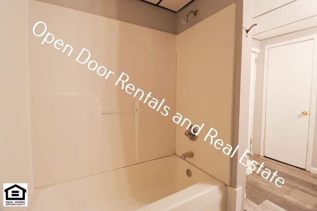 Building Photo - 328 N State St