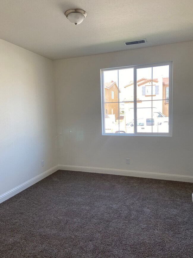 Building Photo - 4 Bedroom home located in Northside Visalia! Available Soon!