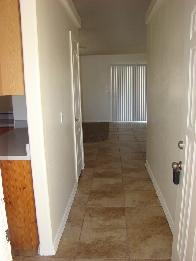 Building Photo - Move in ready! Call for a showing.