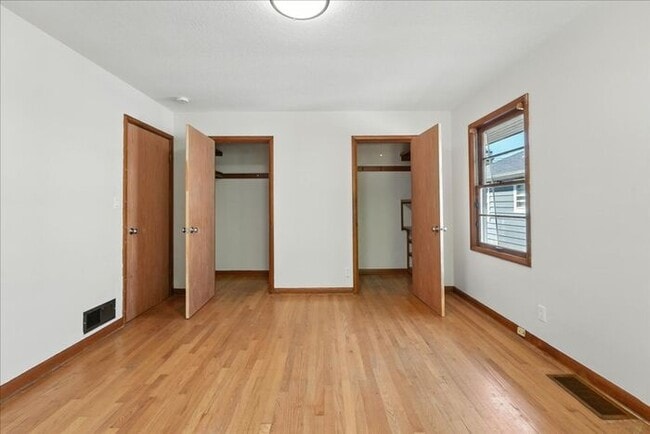 Building Photo - Spacious, Newly Renovated 5-Bedroom Home N...