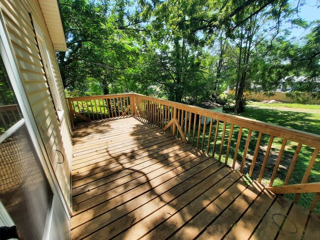 Building Photo - Two bedroom home with a deck!