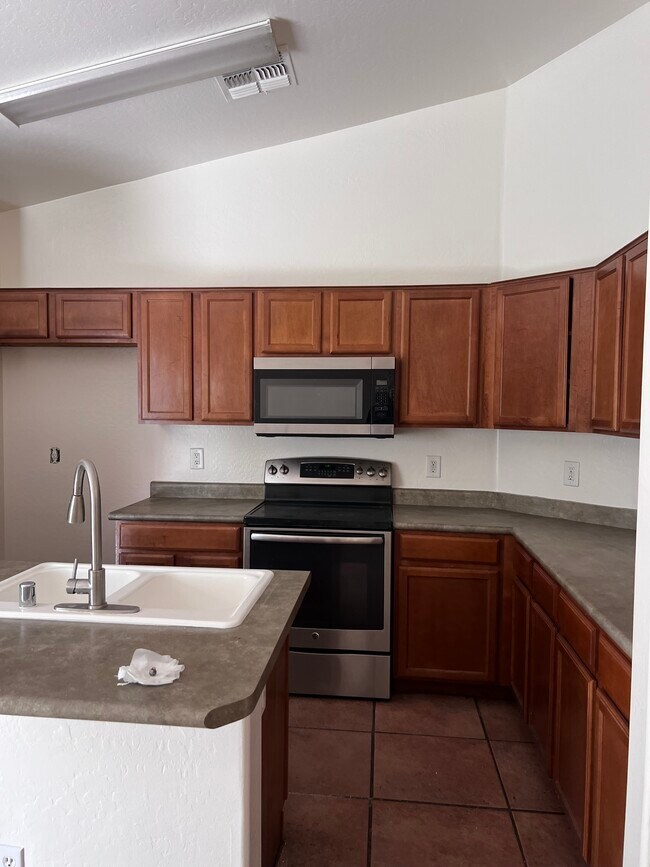 Building Photo - 3133 W Huntington Dr
