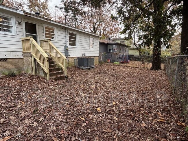 Building Photo - 2204 S Monroe St