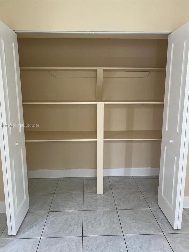 Building Photo - 1020 W 2nd St