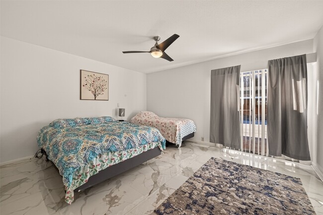 Building Photo - 2201 Fountain View Dr