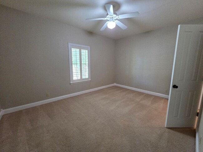 Building Photo - 2150 Hedgestone