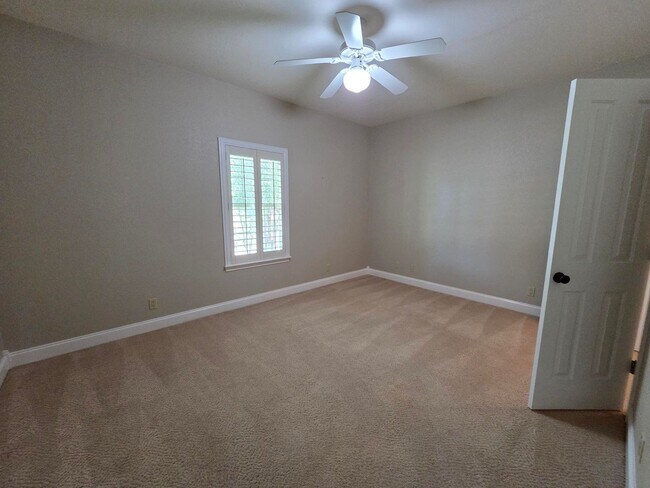 Building Photo - FOR LEASE!! Great location!