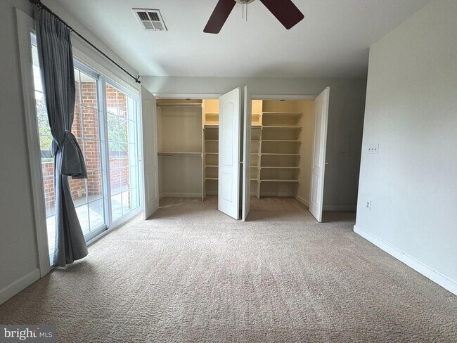 Building Photo - 6924 Fairfax Dr