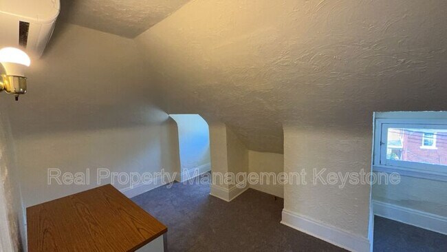 Building Photo - 1122 Greenfield Ave